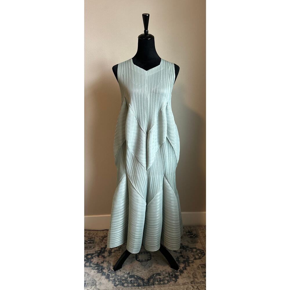 NWOT Women's Cut Seafoam Green Pleated Avant Garde Sleeveless Midi Dress OS